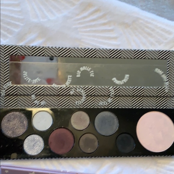 MAC Basic Bitch and Classic Cutie Eye Palettes - Picture 3 of 7